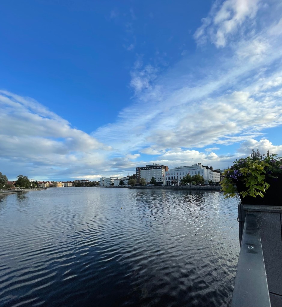 Eskilstunaån flowing through the city with the grand Elite Stadshotellet on the waterfront Riverside vibes — Eskilstunaån with the Elite Stadshotellet watching over the city